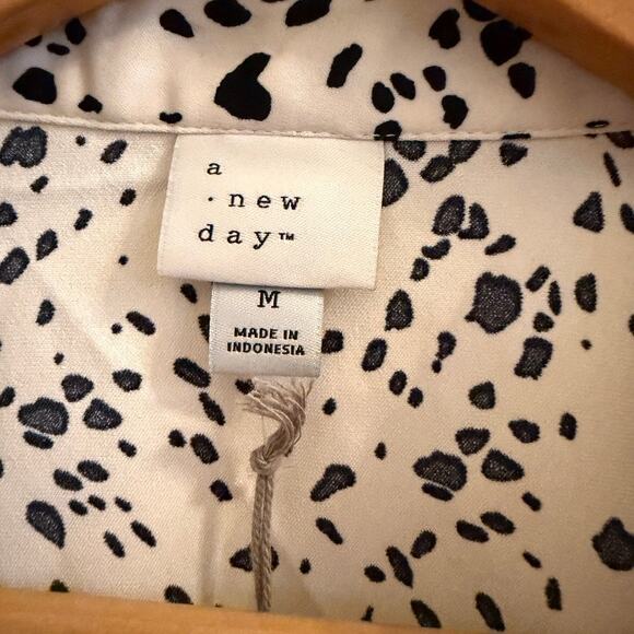 A New Day Women’s M Black White Abstract Dot Button Down Blouse Workwear Animal - Picture 3 of 10